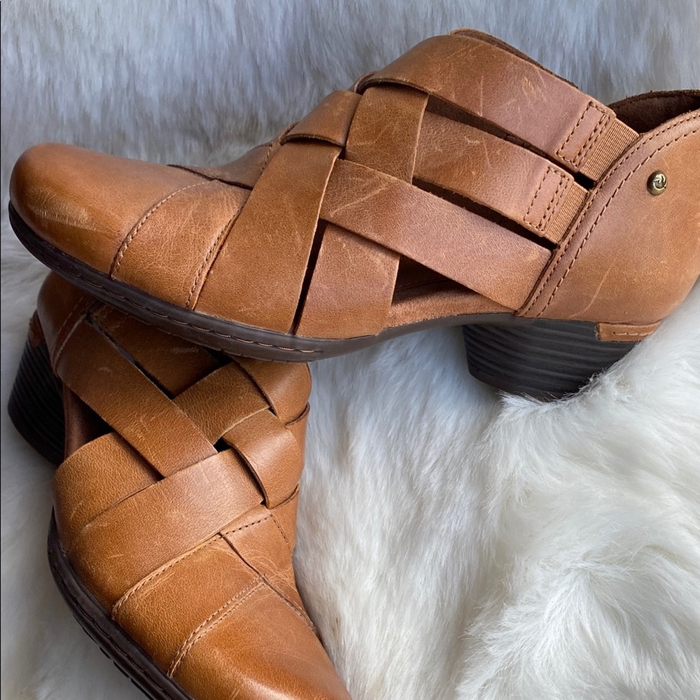 Cobb Hill Tan Mules & Clogs with Intricate Design - Picture 2 of 7